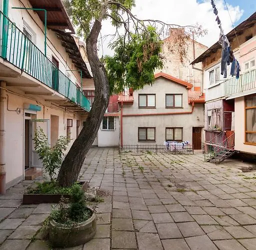 Near Opera إلفيف